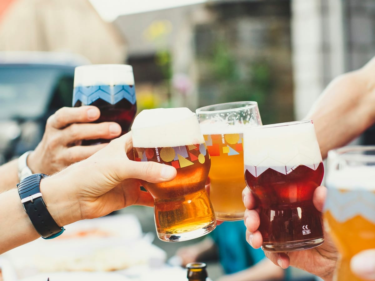 Boccali di birra alzati per un brindisi